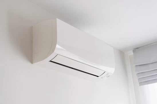 Plafond moderne d'intérieur avec climatiseur cassette carré encastré au centre