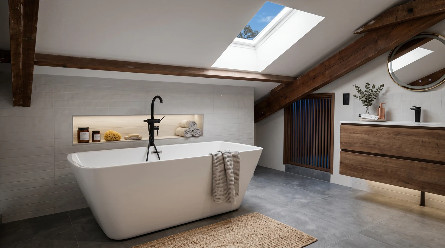 Salle de bains sous combles rénovée, avec baignoire îlot blanche rectangulaire et robinetterie colonne noire mate