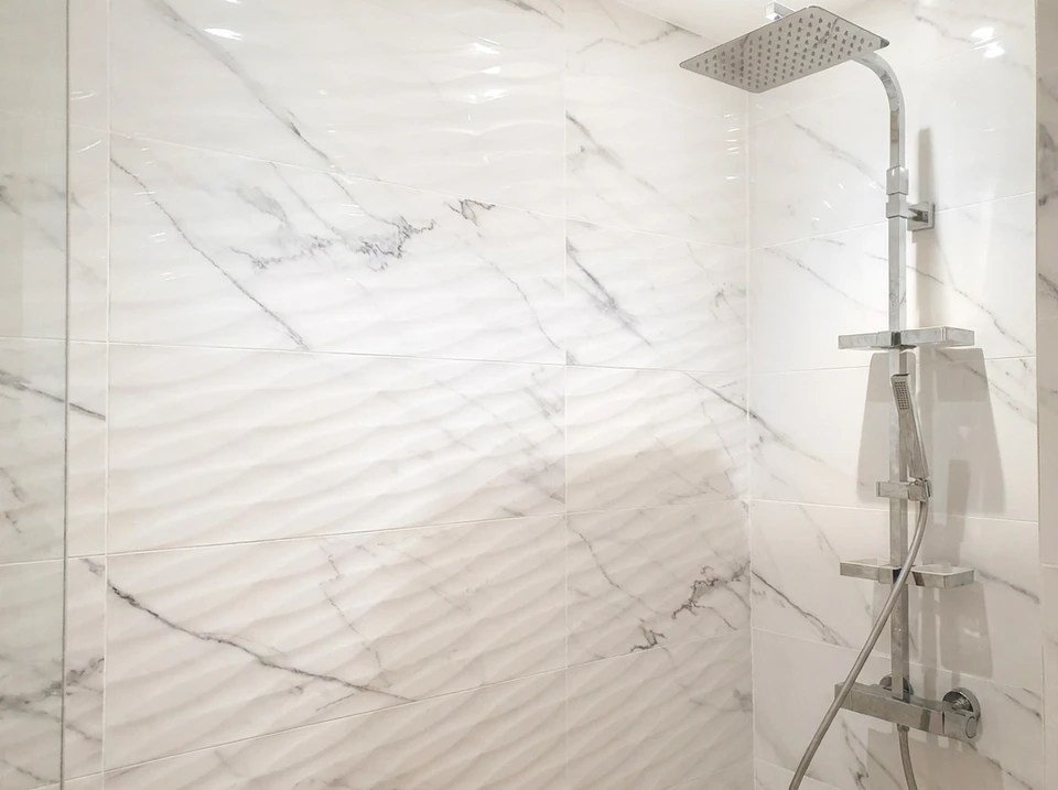 Salle de bain moderne avec vasque en pierre naturelle posée sur plan de travail blanc